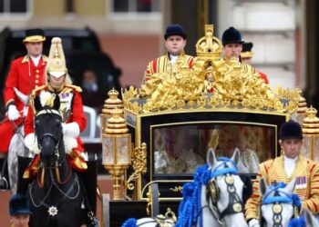 King Charles’s procession begins after anti-monarchy protesters arrested
