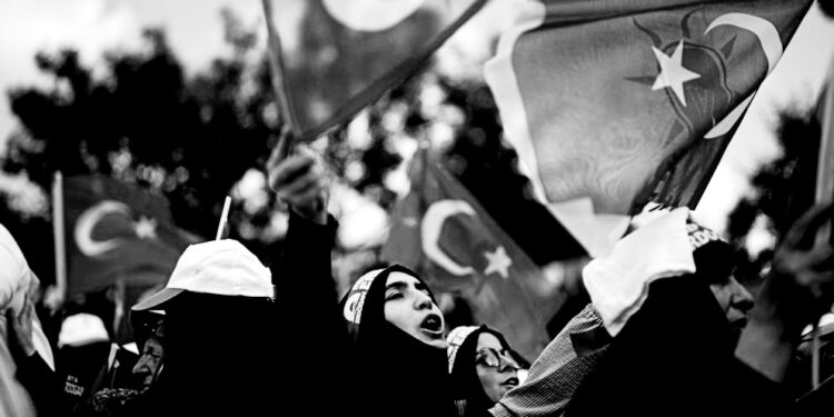 Voters in Turkey choose between Erdogan and Kilicdaroglu in presidential runoff election