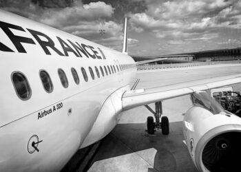 France bans short-haul flights in bid to cut carbon emissions