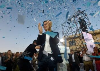 Spain poised for shift to the right as polls open in snap election