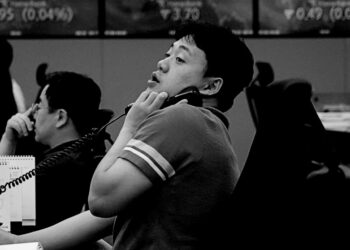 Asian stocks mixed after Wall Street hits 15-month high ahead of holiday