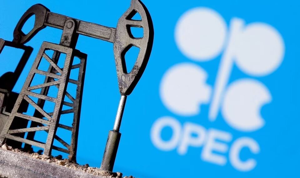 Oil prices fall slightly, investors weigh China data against OPEC optimism