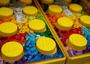 Lego abandons effort to make oil-free bricks