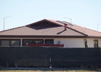 Nachdem 189 Leichen in einem Bestattungsinstitut in Colorado gefunden wurden, deuten die Beweise darauf hin, dass die Familien gefälschte Asche erhalten haben