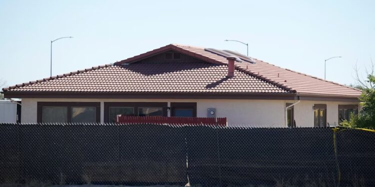 Nachdem 189 Leichen in einem Bestattungsinstitut in Colorado gefunden wurden, deuten die Beweise darauf hin, dass die Familien gefälschte Asche erhalten haben