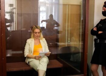 Ehemaliger russischer Fernsehjournalist wird wegen Kriegskritik in Abwesenheit zu 8 1/2 Jahren Haft verurteilt