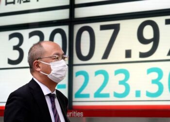 Asian shares slip ahead of key US economic reports