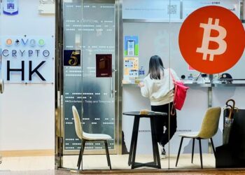 Bruised by stock market, Chinese rush into banned bitcoin
