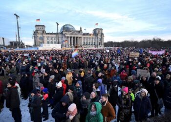 Hundreds of thousands demonstrate against right-wing extremism in Germany