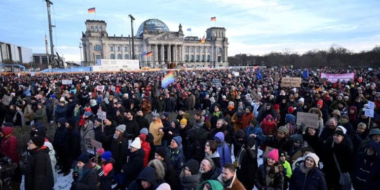 Hundreds of thousands demonstrate against right-wing extremism in Germany
