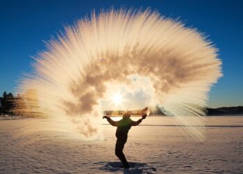 The north of Sweden: boiling water freezes into ice – in a second