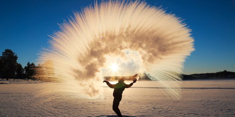 The north of Sweden: boiling water freezes into ice – in a second