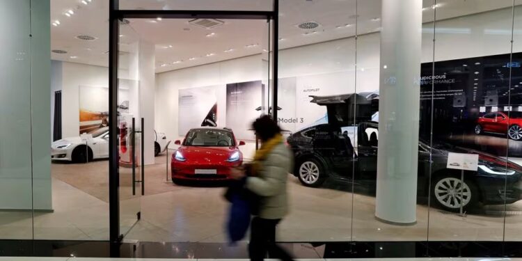 Tesla plans to build new electric vehicles in mid-2025