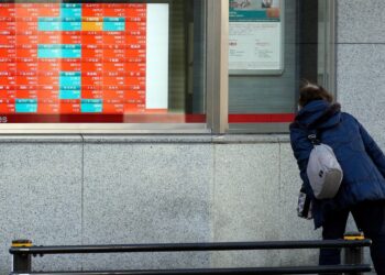 Asian shares trade mixed after Wall Street dips amid dimming rate cut hopes