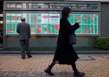 Yen’s drop to 1990 low lifts Nikkei; China stocks sag
