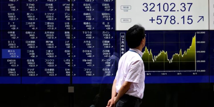 Asia stocks rise on rate cut wagers, yen wallows at 38-year lows