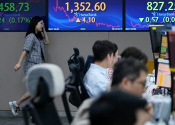 Asia stocks fall on tech rout contagion, global uncertainty