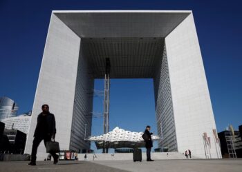 With France in limbo, spotlight swings to Washington