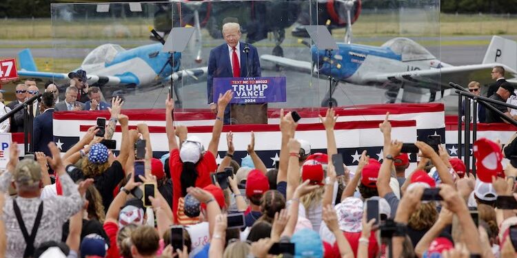 Trump speaks from behind bulletproof glass at 1st outdoor rally since Butler shooting