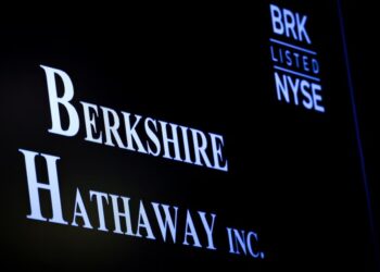 Berkshire’s cash soars to $325 billion, Buffett sells Apple, Bank of America