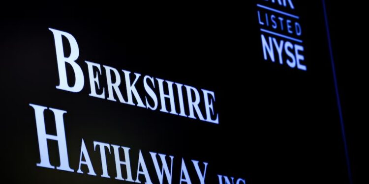 Berkshire’s cash soars to $325 billion, Buffett sells Apple, Bank of America