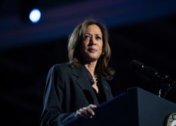 Harris grabs unexpected last-minute lead over Trump in Iowa poll