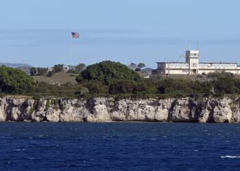 Trump orders opening of migrant detention center at Guantánamo Bay