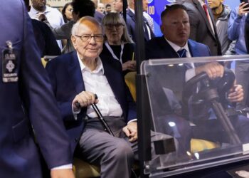Buffett’s Berkshire posts record profit on insurance, investments