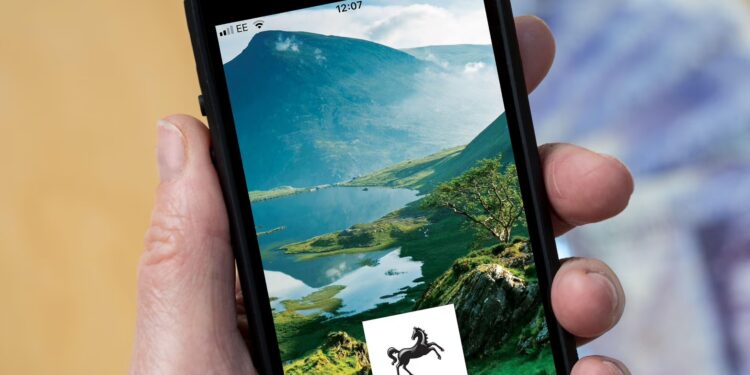 Online banking problems prompt MPs’ concern amid UK branch closures