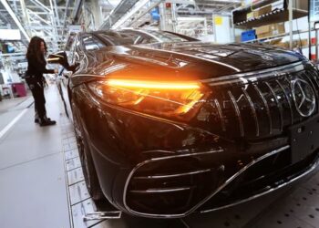 EU gives carmakers ‘breathing space’ on pollution target as EV sales slump