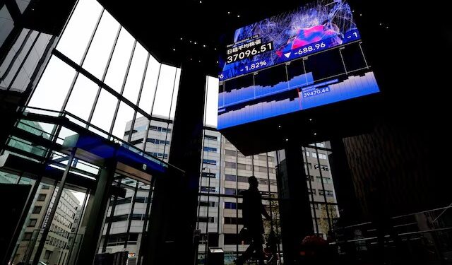 Asian stocks slip as growth, tariff worries weigh