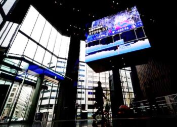 Asian stocks slip as growth, tariff worries weigh