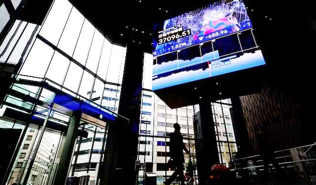 Asian stocks slip as growth, tariff worries weigh