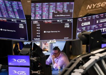 US stocks dropped, Dow closed down amid fresh tariffs on Canada, recession fears