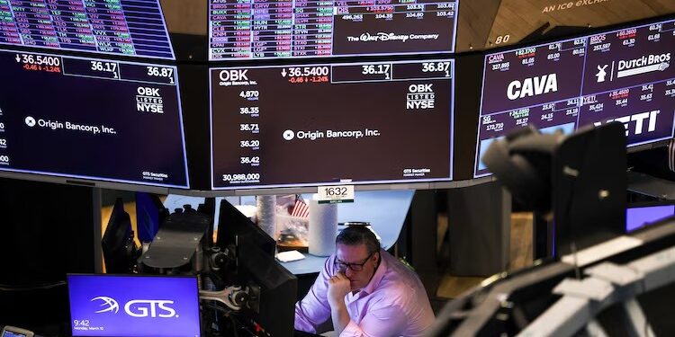 US stocks dropped, Dow closed down amid fresh tariffs on Canada, recession fears