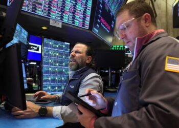 US stocks close down slightly amid tariff uncertainty