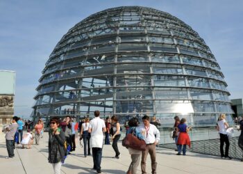 Berlin becomes capital once more as Bundestag votes for historic shift