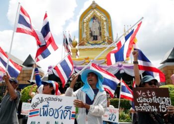 Cambodia halts Thai imports as border tensions flare