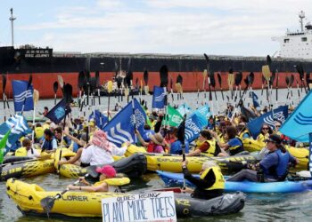 Rising Tide protest halts ships at world’s largest coal port in Newcastle