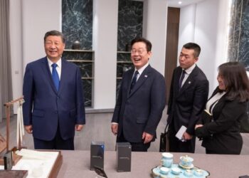 Xi cracks joke about spying while gifting phones to South Korean president