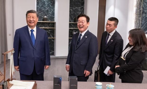 Xi cracks joke about spying while gifting phones to South Korean president