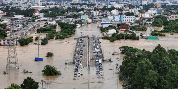 Death toll passes 900 in Indonesia, Thailand and Sri Lanka floods