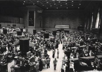 Indian markets open cautiously as investors weigh global signals