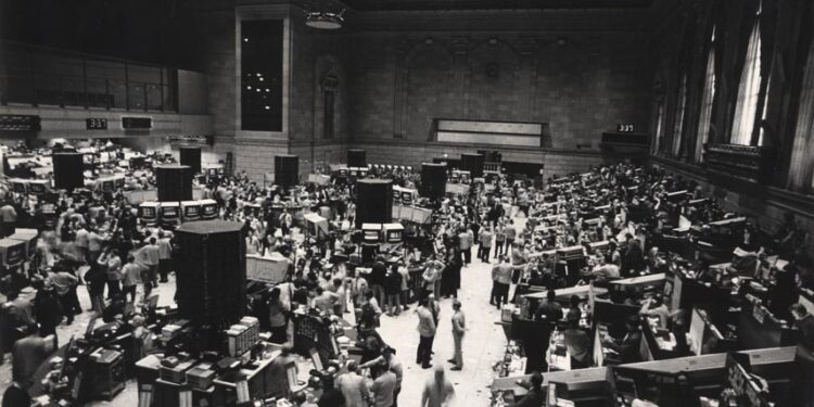 Indian markets open cautiously as investors weigh global signals