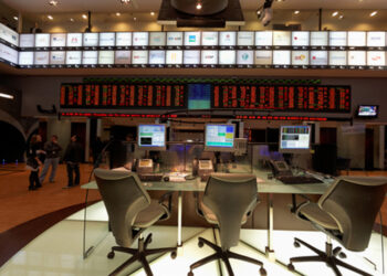 Latin American markets open steady as investors balance currency moves and shifting regional risks