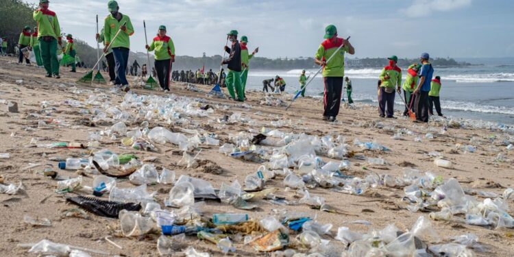 Reuse and return schemes could eliminate plastic pollution within 15 years, report finds