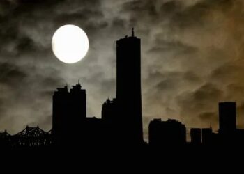 Seoul edges higher as chipmakers attempt rebound