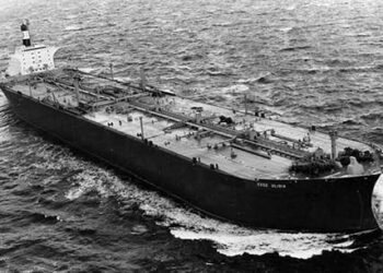 Iran vows oil blockade will continue until attacks stop