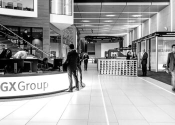 Singapore market opens cautiously as investors track oil and regional risk