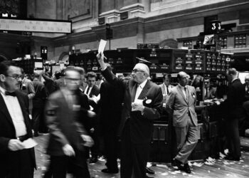 Arab markets close cautiously as oil stability meets geopolitical uncertainty